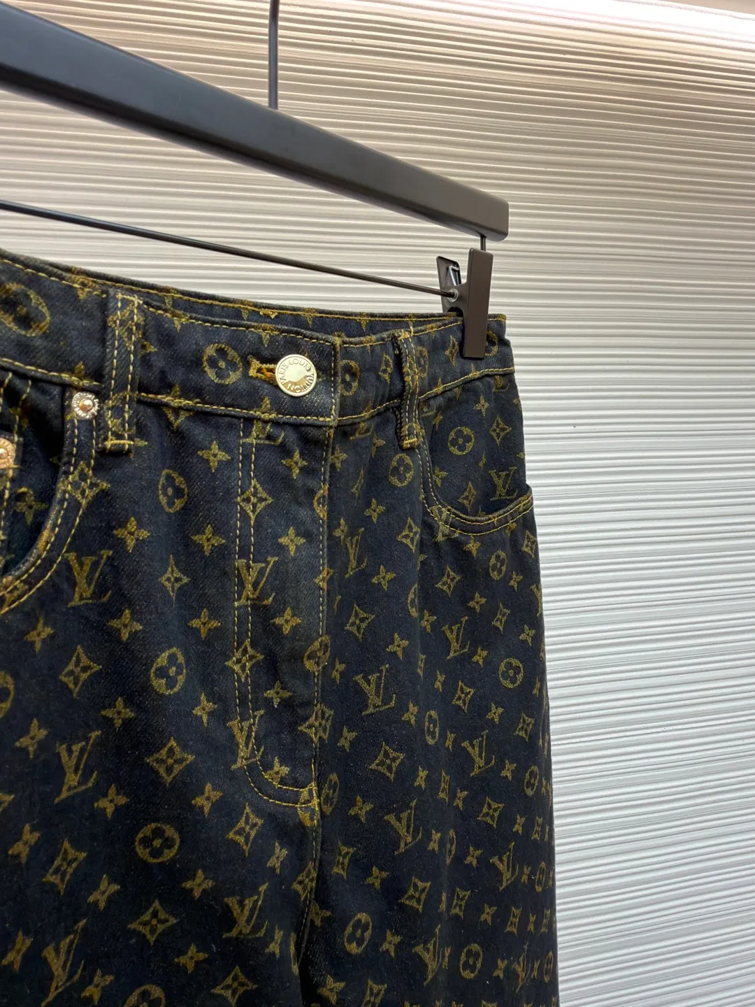 LOUIS VUITTON full letter printed jeans [Women's clothing] ●Original version: purchased and developed by 16199 ●Item number: 1681900-B10 ●Fabric: denim fabric ●Technology: printing production ●Color: brown ●Version: loose fit ●Weight: about 825 grams ●Size: 34-36-38 ●Description: This LV 25 new black full-print denim wide-leg pants are made of 100% high-pound pure cotton denim produced in Italy. After pre-shrinking, the full-print presbyopia pattern is fully aligned and spliced through CAD precise layout and laser cutting (the waist, ankles, and pockets are all aligned), and the fabric loss rate is controlled within 5%. During the production stage, double-needle chain stitching is used to reinforce the front pockets, and the crotch is cross-stitched with high-strength polyester thread backstitching. The trouser loops are fixed with a density of 8 stitches per inch; the hardware is made of black pearl-textured buttons and rivets, which are combined with the same-color stitching to form a low-key layer. In the post-process, retro washing process is used to create an aged effect, and flocking presbyopia process (velvet texture logo) is superimposed. The size tolerance during final inspection is ≤±0.5cm. The thread ends are finely processed with a hot air thread trimmer, and finally shaped with an environmentally friendly dry cleaning agent to ensure that the overall pattern is straight and delicate, the fabric is comfortable and soft, and the color is consistent without color difference. It can be matched with the same style to create a fashionable look and control various occasions. Customized accessories, complete with three standards, the same style for men and women!